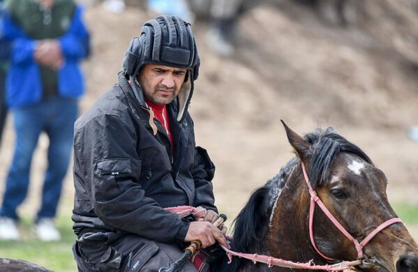 یک تن از شرکت کنندگان مسابقه بزکشی در روستای دانگارا. - اسپوتنیک افغانستان  