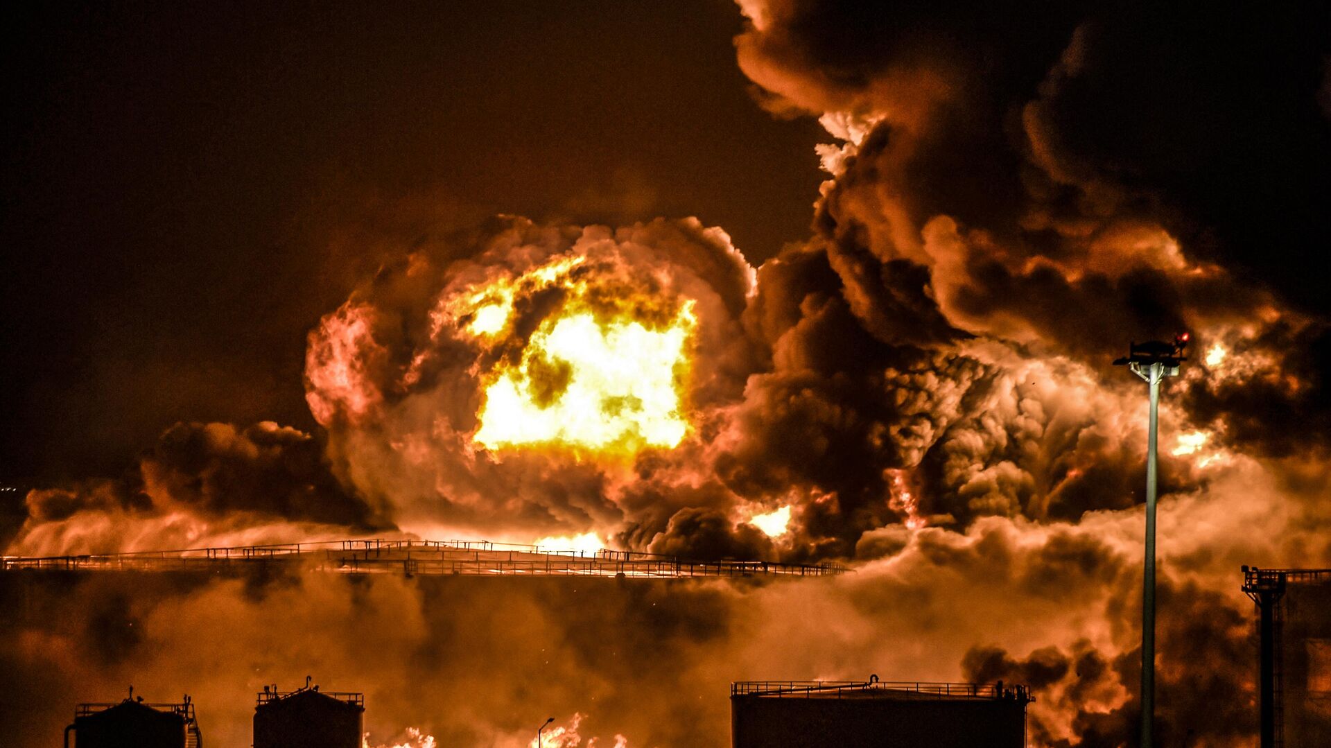  Дым и пламя над нефтяным предприятием Saudi Aramco в городе Джидда в Саудовской Аравии - اسپوتنیک افغانستان  , 1920, 18.04.2022