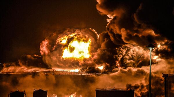  Дым и пламя над нефтяным предприятием Saudi Aramco в городе Джидда в Саудовской Аравии - اسپوتنیک افغانستان  