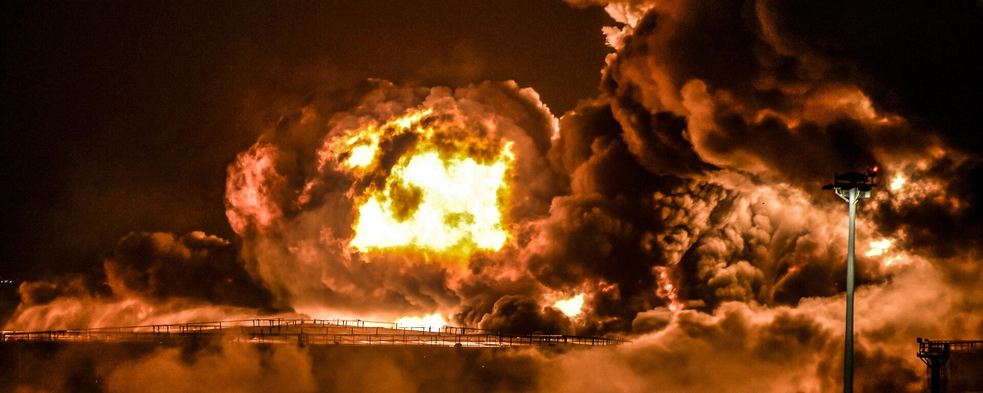  Дым и пламя над нефтяным предприятием Saudi Aramco в городе Джидда в Саудовской Аравии - اسپوتنیک افغانستان  , 1920, 29.04.2022