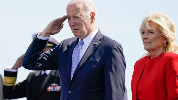 Президент США Джо Байден и первая леди Джилл Байден стоят во время церемонии ввода в эксплуатацию быстроходной подводной лодки USS Delaware (2 апреля 2022). Уилмингтон - اسپوتنیک افغانستان  