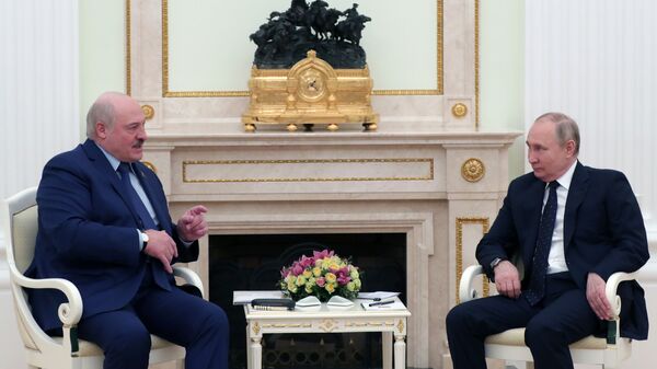Президент Белоруссии Александр Лукашенко и президент РФ Владимир Путин на встрече в Кремле - اسپوتنیک افغانستان  