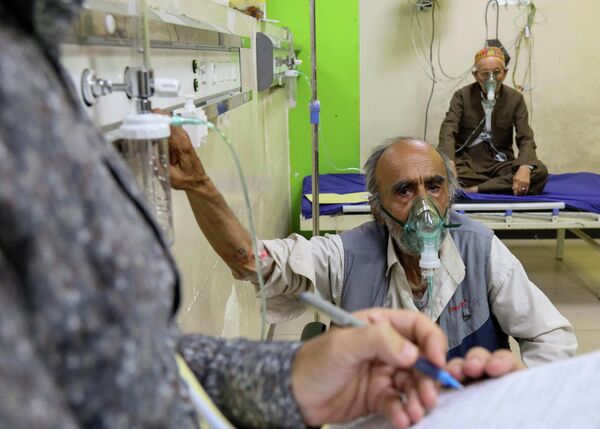ده‌ها نفر از مردم نیز به دلیل موارد آسم و بیماری‌های تنفسی به بیمارستان‌ها منتقل شده اند. - اسپوتنیک افغانستان  