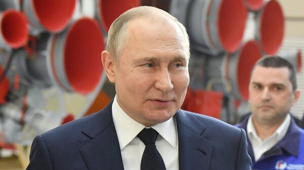 Президент РФ Владимир Путин на встрече с работниками космодрома Восточный в сборочном цехе ракеты-носителя - اسپوتنیک افغانستان  