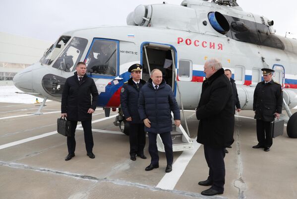   ولادیمیر پوتین، رئیس‌جمهور روسیه و الکساندر لوکاشنکو، رئیس‌جمهور بلاروس  از پایگاه فضایی  وستوچنی دیدن نمودند. - اسپوتنیک افغانستان  