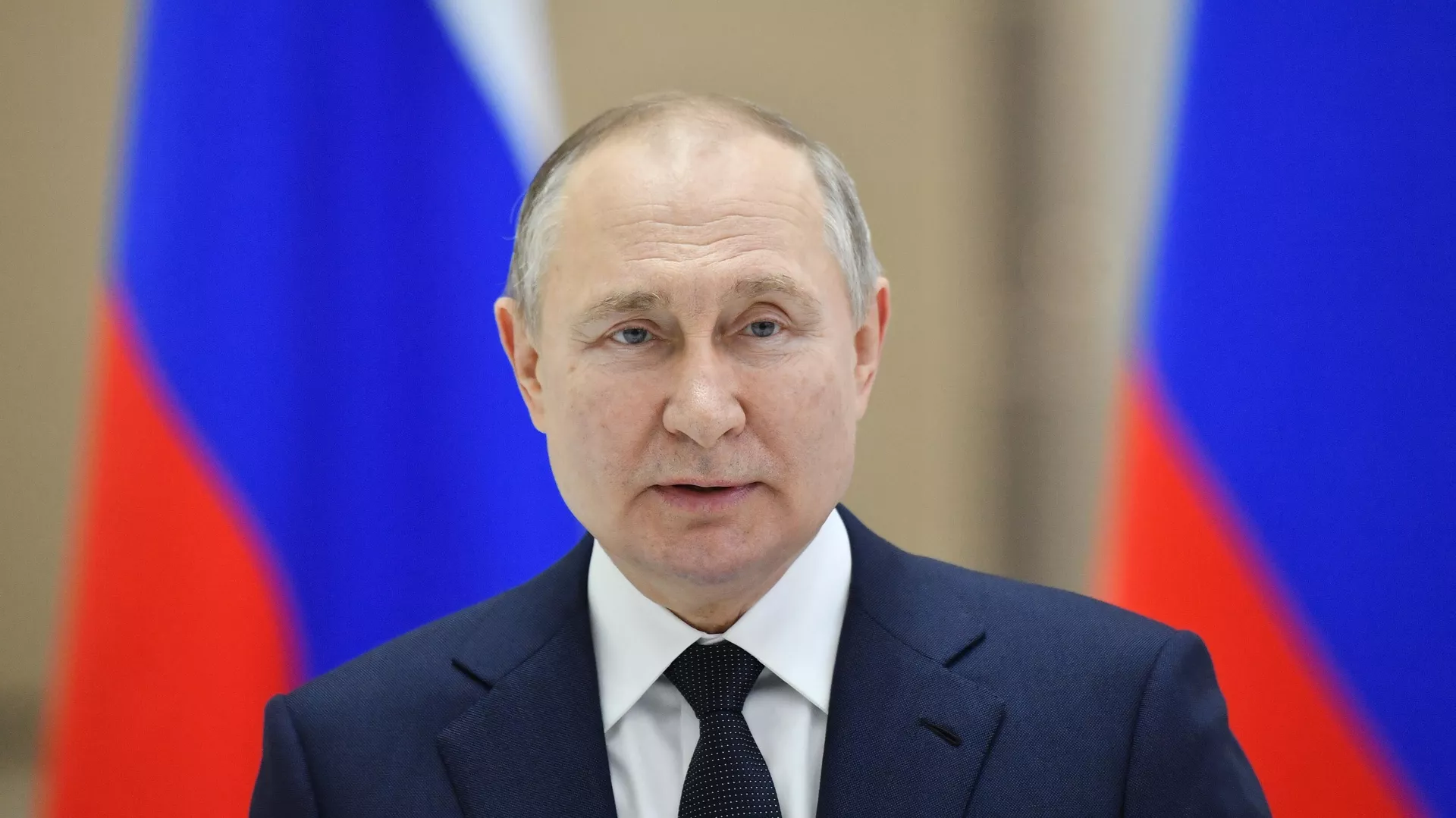 Президент РФ Владимир Путин выступает перед работниками космодрома Восточный в сборочном цехе ракеты-носителя