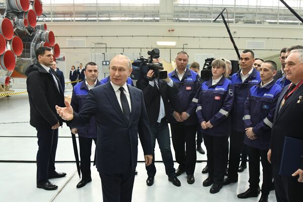 رئیس جمهور روسیه  هنگام بازدید از پایگاه فضایی وستوچنی. - اسپوتنیک افغانستان  