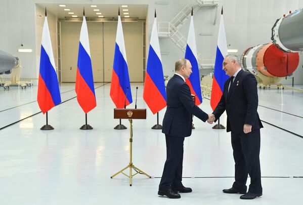  رئیس جمهور روسیه  هنگام بازدید از پایگاه فضایی وستوچنی. - اسپوتنیک افغانستان  