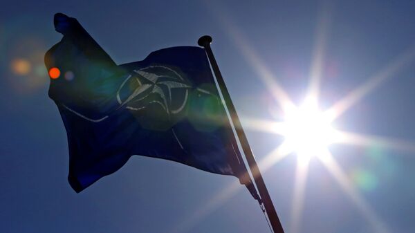Флаг НАТО перед штаб-квартирой Альянса в Брюсселе, фото из архива - اسپوتنیک افغانستان  