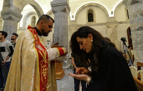 عید پاک در عراق/ ناقوس‌های کلیساهای عراق در روز یکشنبه‌ی عید پاک به صدا درآمدند. - اسپوتنیک افغانستان  