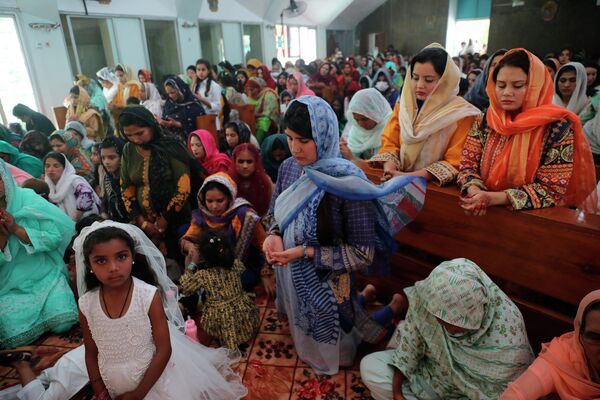 شمار زیادی از مسیحیان ساکن شهر اسلام‌آباد، پایتخت پاکستان در کلیسای این شهر جمع شده و عید پاک را تجلیل کردند. - اسپوتنیک افغانستان  