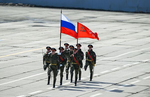  تمرین رژه نظامی به مناسبت هفتاد و هفتمین سالگرد پیروزی در جنگ بزرگ میهنی در آلابینو در غرب شهر مسکو برگزار شد. - اسپوتنیک افغانستان  