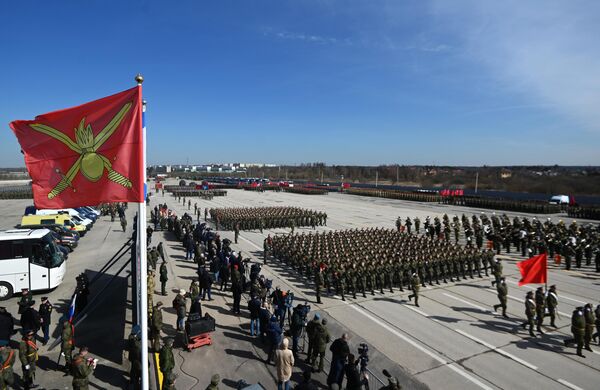 تمرین رژه نظامی به مناسبت هفتاد و هفتمین سالگرد پیروزی در جنگ بزرگ میهنی در آلابینو در غرب شهر مسکو برگزار شد. - اسپوتنیک افغانستان  