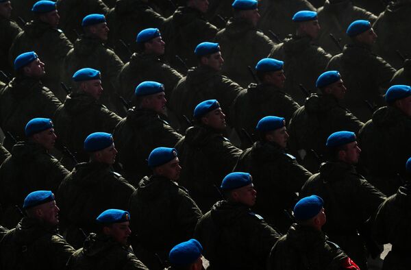 تمرین رژه نظامی به مناسبت هفتاد و هفتمین سالگرد پیروزی در جنگ بزرگ میهنی در آلابینو در غرب شهر مسکو برگزار شد. - اسپوتنیک افغانستان  