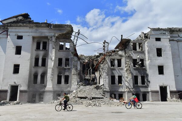 ساختمان ویران شده تئاتر در منطقه ای دونتسک در ماریوپل. - اسپوتنیک افغانستان  