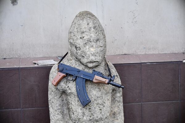 مجسمه سنگی در دروازه ورودی موزیم ماریاپل. - اسپوتنیک افغانستان  