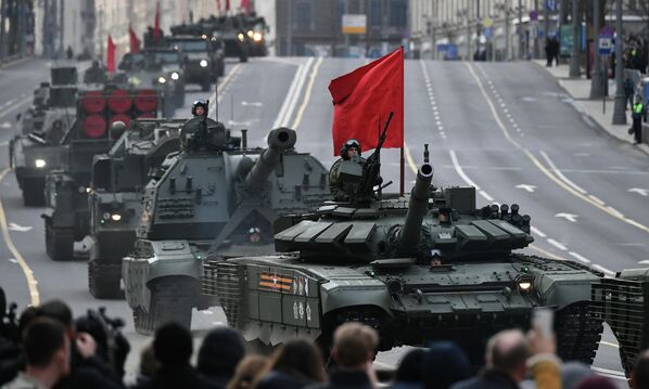 قطاری از تانک‌های نظامی برای آمادگی‌های روز پیروزی به سوی میدان سرخ مسکو درحرکت هستند. - اسپوتنیک افغانستان  