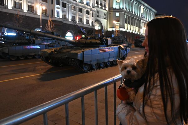 دختری در خیابان های مسکو به تانک جنگی روسی تماشا میکند. - اسپوتنیک افغانستان  