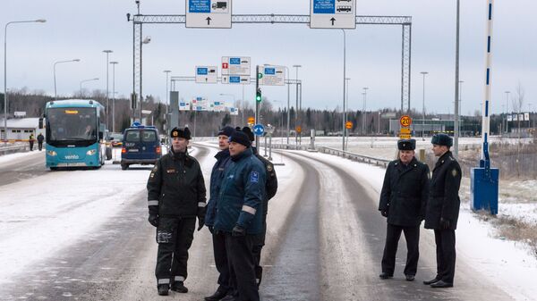 Финские и российские таможенники на пограничном пункте пропуска автомобилей МАПП Нуйамаа на границе Финляндии и России - اسپوتنیک افغانستان  