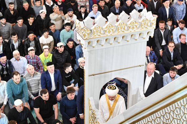 مسلمانان مسکو پایتخت روسیه در مسجد جامع این شهر جمع شدند و نماز عید فطر را اقامه کردند.  - اسپوتنیک افغانستان  
