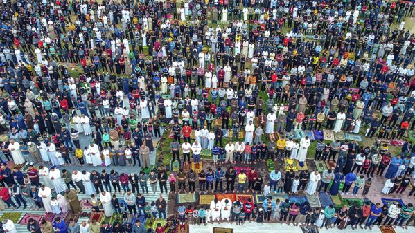 برخی کشور ها نمازعید را با حضور مردم و شرایط همه گیری ویروس کرونا برگزار کردند.مراسم عید فطر در غزه. - اسپوتنیک افغانستان  