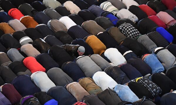 مسلمانان مسکو پایتخت روسیه صبح امروز دوشنبه در مسجد جامع این شهر جمع شدند و نماز عید فطر را اقامه کردند. - اسپوتنیک افغانستان  