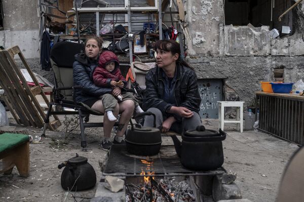 ساکنان ماریوپول در نزدیکی خانه های شان برای آماده کردن غذا اجاق فراهم کرده اند. - اسپوتنیک افغانستان  