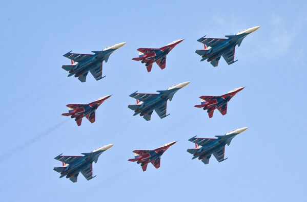  جنگنده های MiG-29 و Su-30SM شرکت کننده در بخش هوایی رژه به افتخار هفتاد و هفتمین سالگرد پیروزی در جنگ بزرگ میهنی/گروه های خلبانی &quot;سلحشوران روسی&quot; و &quot;پرستوها&quot; که بنا به سنت چندین ساله در تمرین رژه نهم ماه مه شرکت دارند.   - اسپوتنیک افغانستان  