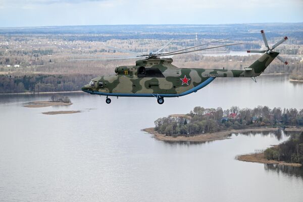هلیکوپتر چند منظوره سنگین Mi-26 در تمرین بخش هوایی رژه پیروزی. - اسپوتنیک افغانستان  