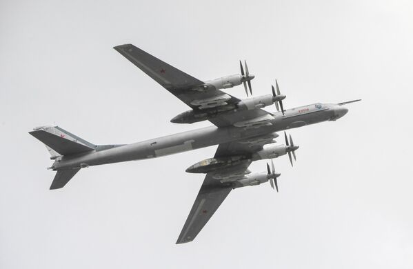 جنگنده بمب افکن- حامل موشک استراتژیک Tu-95MS در تمرین بخش هوایی رژه به افتخار هفتاد و هفتمین سالگرد پیروزی در جنگ بزرگ میهنی. - اسپوتنیک افغانستان  