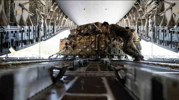 Погрузка боеприпасов для отправки на Украину на базе ВВС США Дувр - اسپوتنیک افغانستان  