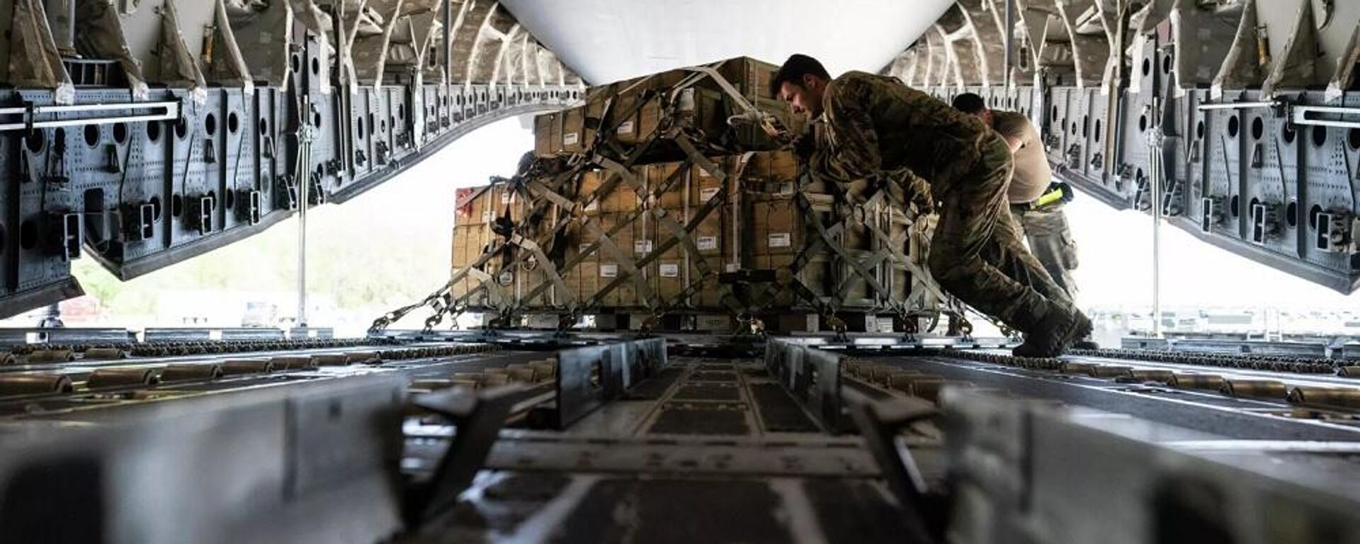 Погрузка боеприпасов для отправки на Украину на базе ВВС США Дувр - اسپوتنیک افغانستان  , 1920, 06.05.2022