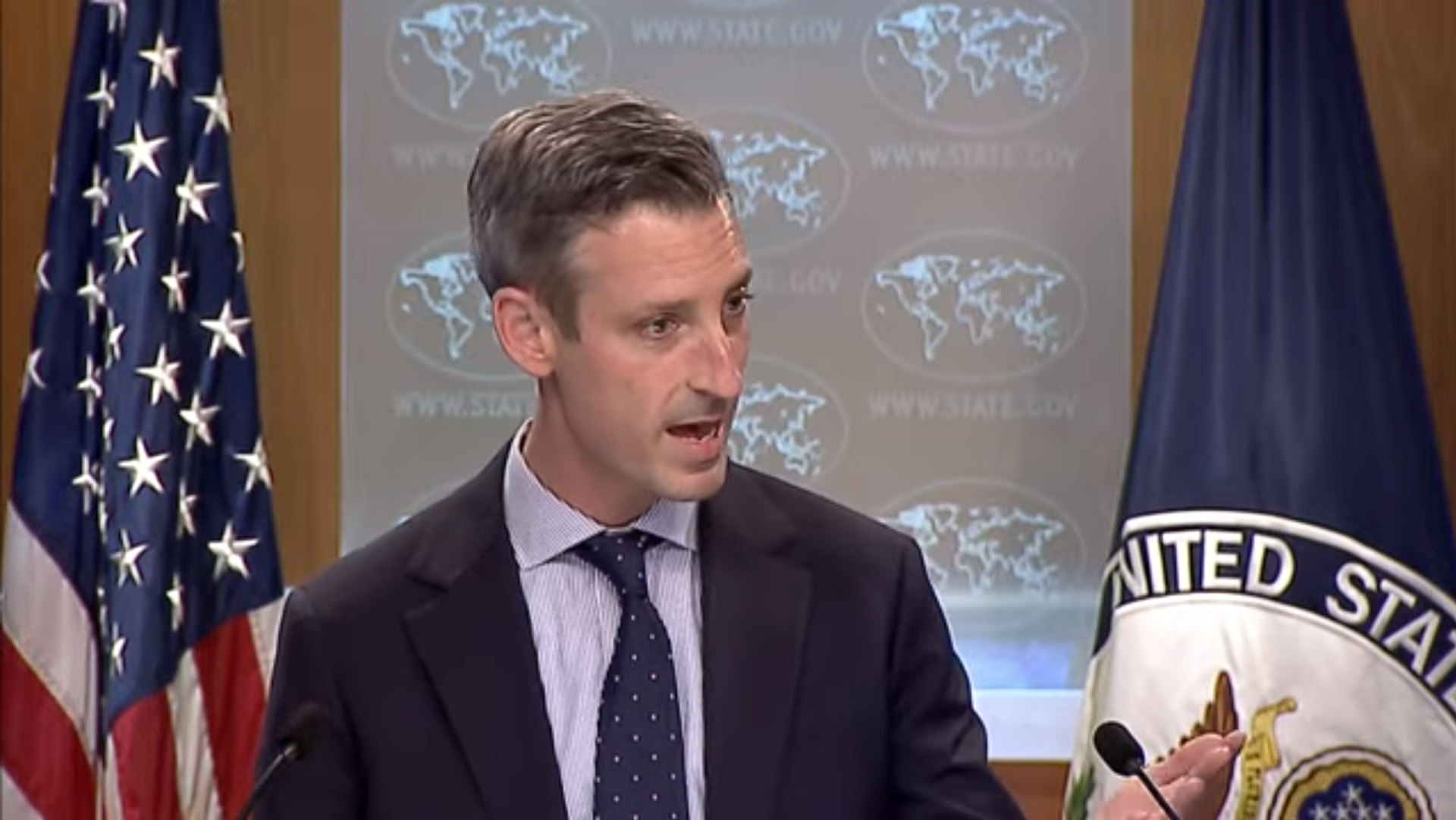 US State Department spokesperson Ned Price argues with AP reporter Matt Lee at a presser on February 3, 2022 - اسپوتنیک افغانستان  , 1920, 17.06.2022