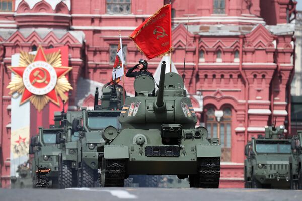 تانک Т-34-85 روسی در تمرینات عمومی در میدان سرخ مسکو. - اسپوتنیک افغانستان  