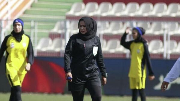 یاسمین حیدری یکی از داوران بخش فوتبال زنان افغانستان  - اسپوتنیک افغانستان  