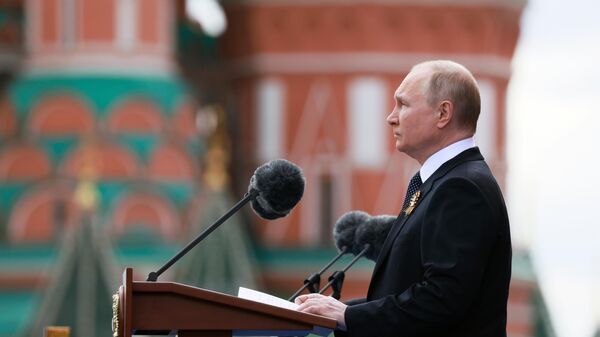 Владимир Путин выступает на военном параде в ознаменование 77-й годовщины Победы в Великой Отечественной войне на Красной площади в Москве - اسپوتنیک افغانستان  