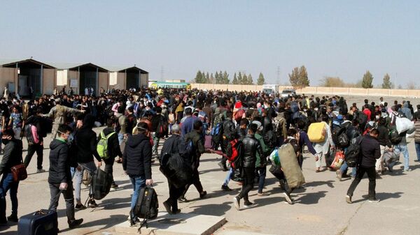 اخراج بیش از یک هزار مهاجر از کشور ایران   - اسپوتنیک افغانستان  