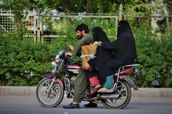 گفتنی است پس از تسلط گروه طالبان ، تمام محدودیت‌ها علیه آزادی‌های زنان از سوی وزارت امر به معروف و نهی از منکر وضع شده است. - اسپوتنیک افغانستان  