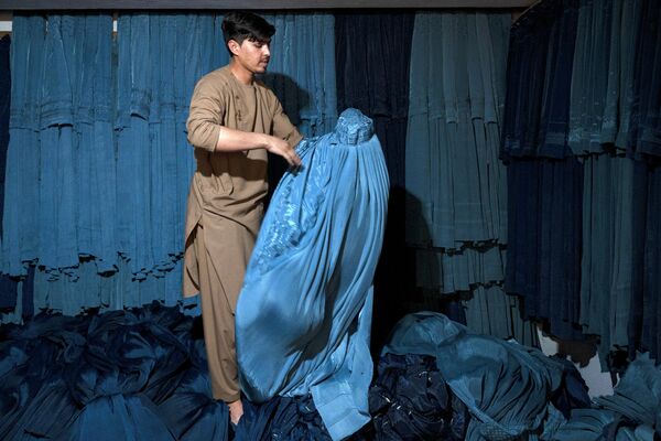 طالبان اعلام کرده که سرپرست زنان بی‌حجاب احضار، سه روز زندانی و حتا در دادگاه محاکمه و مجازات خواهند شد. این تصمیم طالبان واکنش‌های گسترده‌ای در پی داشته است. - اسپوتنیک افغانستان  