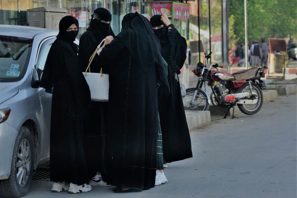 در قانون پیشین طالبان از سال 1996 تا 2001 نیز زنان می بایست چهره خود را می پوشاندند، اجازه کار نداشتند و رفتن دختران به کتب ممنوع بود. اما پس از به قدرت رسیدن دوباره این گروه در ماه اگست سال گذشته در افغانستان، آنها وعده دادند که به حقوق زنان احترام می گذارند. - اسپوتنیک افغانستان  
