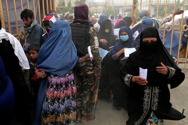 طالبان در حالی حجاب زنان را اجباری کرده که شهروندان افغانستان پس از تسلط این گروه، هر روز فقیرتر و گرسنه‌تر می‌شوند. - اسپوتنیک افغانستان  