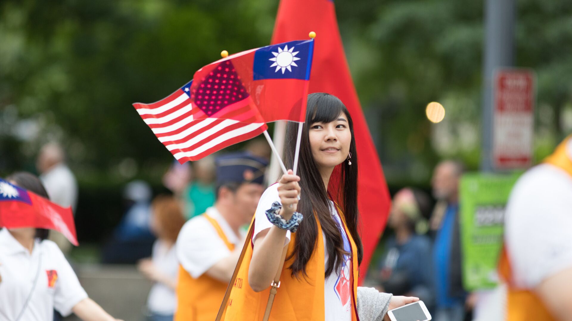 Девушка держит в руках флаги США и Тайваня - اسپوتنیک افغانستان  , 1920, 12.05.2022