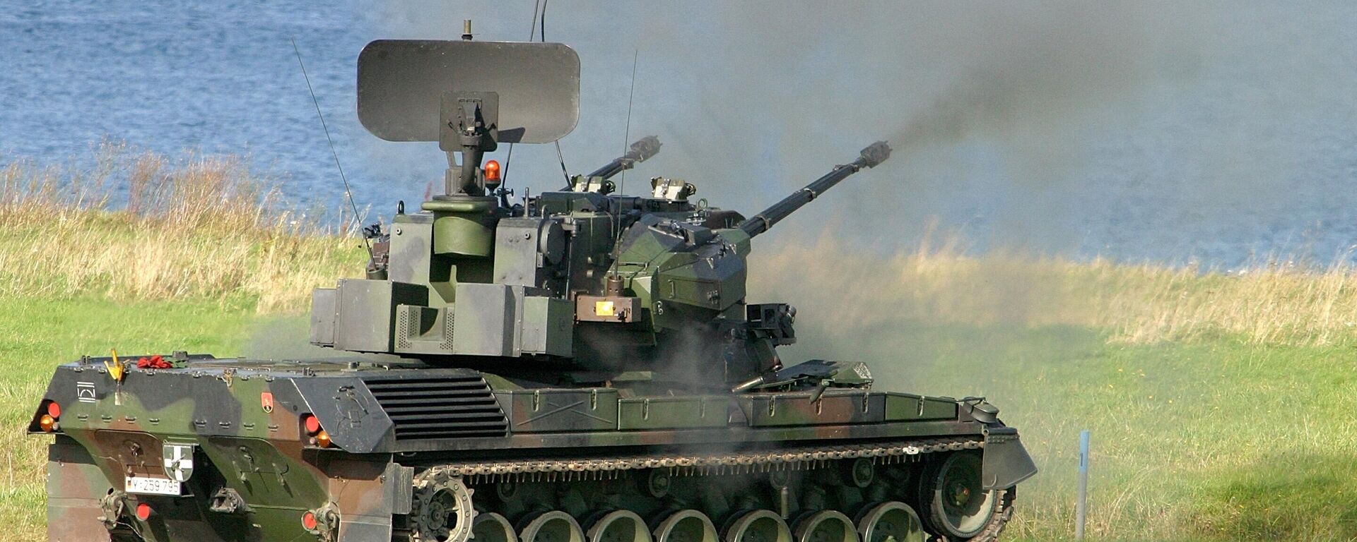 Foto mostra um tanque de armas antiaérea Gepard (FlakPz) atirando em alvos aéreos durante prática no acampamento da base militar em Todendorf, norte da Alemanha e fornecida pelas Forças Armadas alemãs Bundeswehr, 26 de abril de 2022 - اسپوتنیک افغانستان  , 1920, 12.05.2022