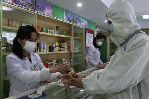 رسانه‌های دولتی کوریای شمالی اخیرا ضمن اعلام ابتلای نزدیک به یک و نیم میلیون نفر به &quot;تب&quot; از افزایش توزیع دارو توسط پزشکان ارتش این کشور خبر دادند. - اسپوتنیک افغانستان  