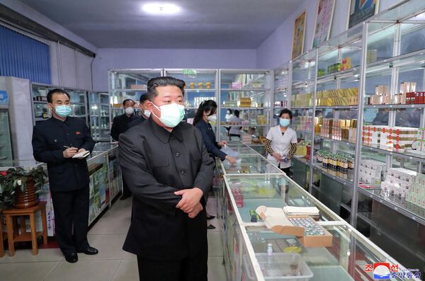 کیم جونگ اون به شدت از مقامات مراقبت‌های بهداشتی به دلیل ناتوانی آن‌ها در باز نگه داشتن داروخانه‌ها انتقاد کرده بود. - اسپوتنیک افغانستان  