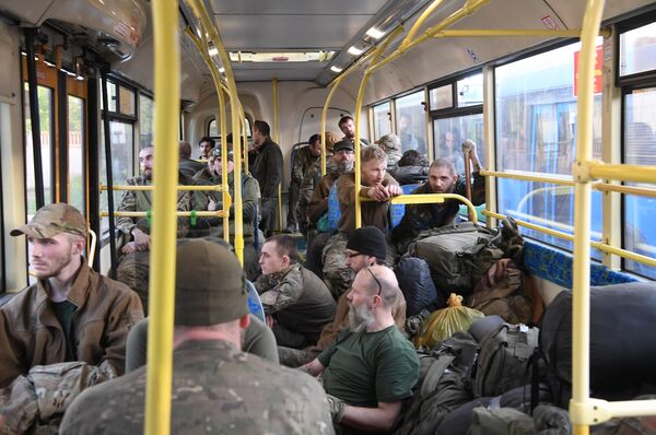 انتقال سربازان و شبه نظامیان تسلیم شده اوکراینی از آزوفستال به بازداشتگاه قبل از محکمه. - اسپوتنیک افغانستان  