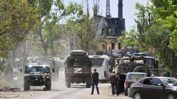 Вывоз сдавшихся в плен украинских военных и боевиков с Азовстали - اسپوتنیک افغانستان  