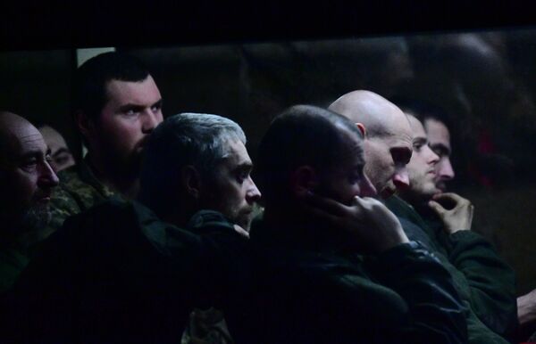 انتقال سربازان و شبه نظامیان تسلیم شده اوکراینی از آزوفستال به بازداشتگاه قبل از محکمه. - اسپوتنیک افغانستان  