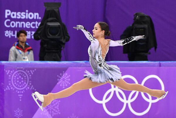 او دومین دختر اسکیت‌باز  15 ساله بود که در تاریخ المپیک زمستانى در این رشته برنده مدال طلا مى‌شود.   - اسپوتنیک افغانستان  