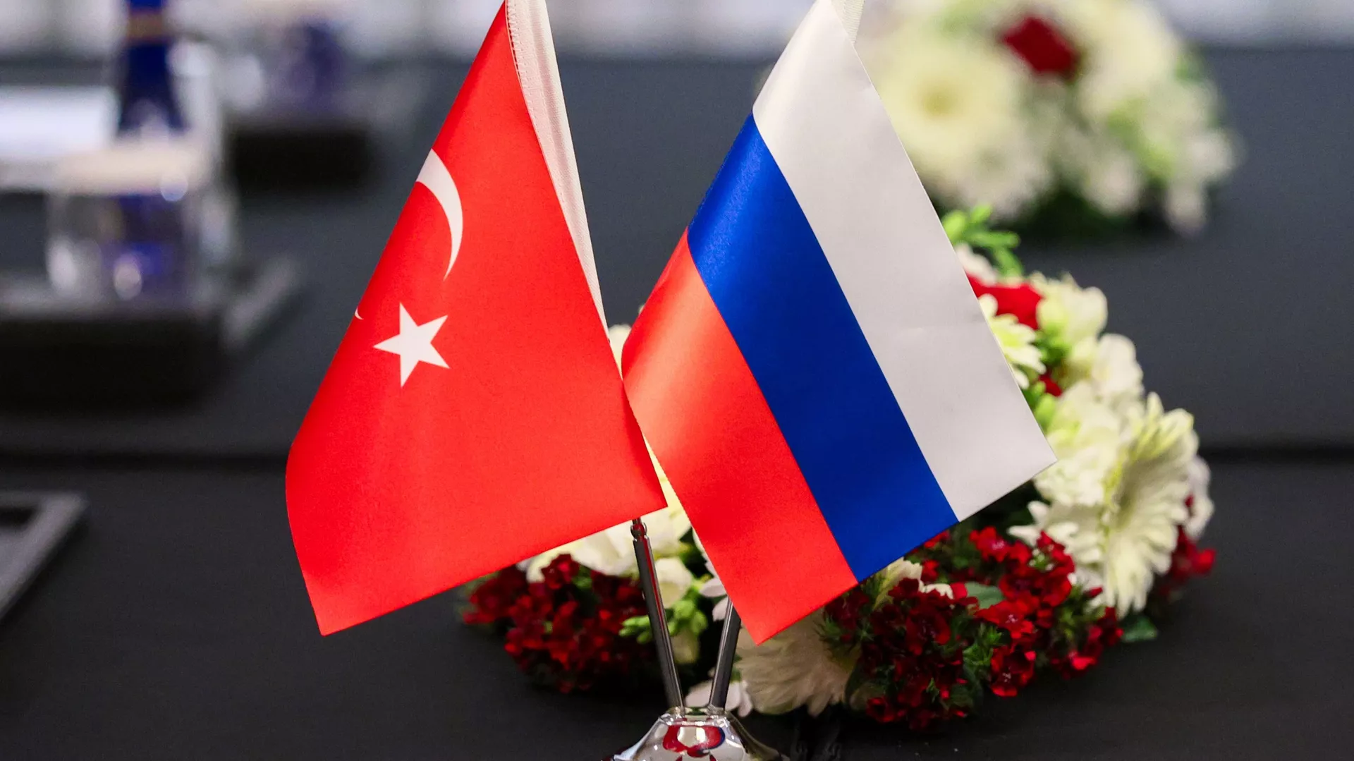 Флаги государств на столе переговоров во время встречи министра иностранных дел РФ Сергея Лаврова и министра иностранных дел Турции Мевлюта Чавушоглу в Анталье